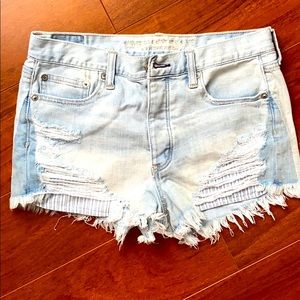 American Eagle - Light wash distressed shorts
